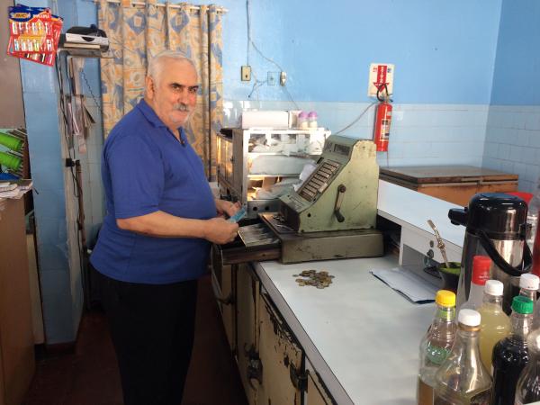 Vande ainda opera o Bar atrás do Balcão, de frente para uma máquina registradora antiga (Foto: Eduardo Salvadori)
