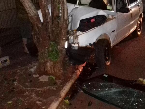 Automóvel colidiu contra árvore na lateral da Avenida Presidente Vargas (Foto: Mateus Benites/Reprodução Facebook)