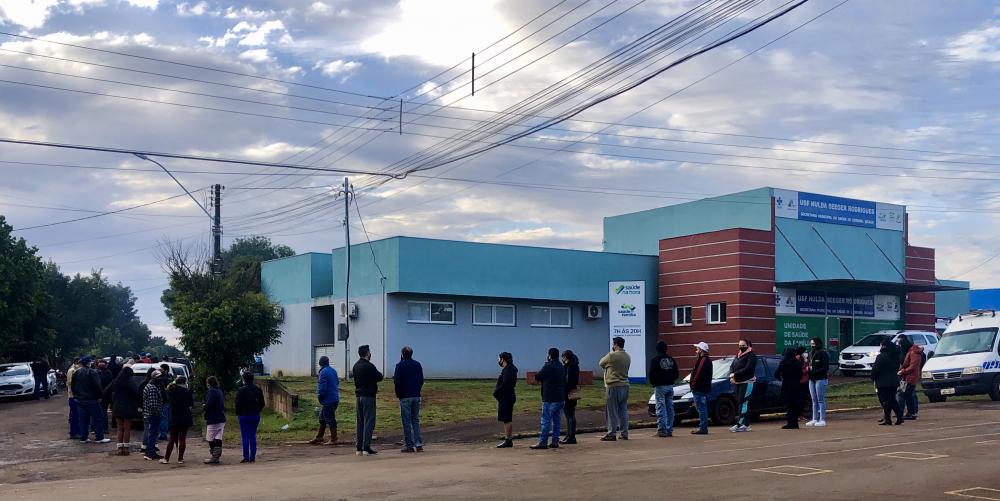 Em determinados dias, formam-se filas de bicaquenses para tomar a vacina contra a Covid-19 (Foto: Diones Roberto Becker)