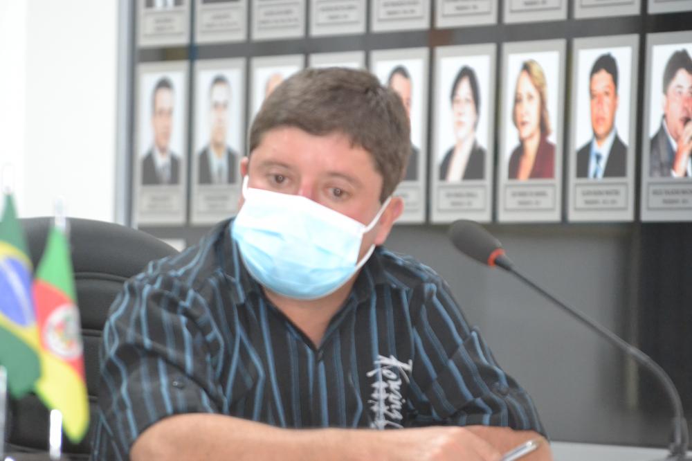Elson Bueno Martins disse que cada lote de imunizantes recém-entregue é verificado a sua data de validade (Foto: Diones Roberto Becker)