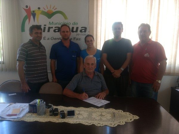 Assinatura da renovação do convênio aconteceu nesta quinta-feira (Foto: Reprodução/Planeta FM)