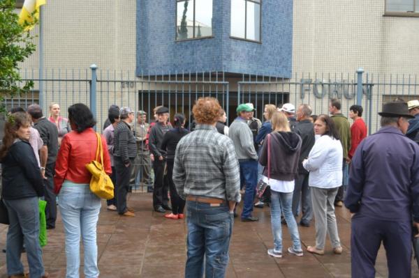 Brigada Militar vai impedir a aglomeração de pessoas em frente e na lateral do prédio do Fórum (Foto: Diones Roberto Becker) 