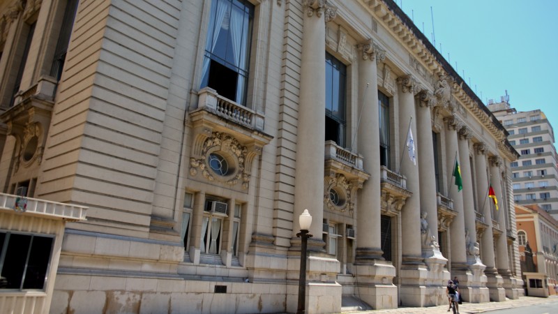 Mensalmente, nove ex-governadores e quatro viúvas ganham cerca de R$ 32 mil (Foto: Leandro Osório)