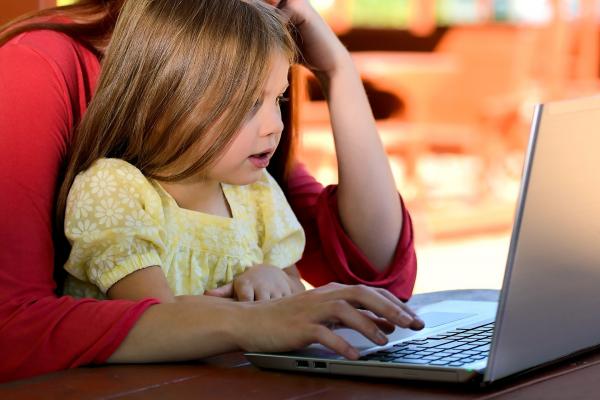 Acesso ao mundo virtual acontece cada vez mais cedo