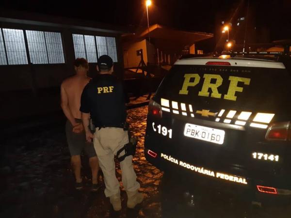 Motorista foi localizado e preso após abandonar o veículo na BR 386 (Foto: Divulgação/PRF)