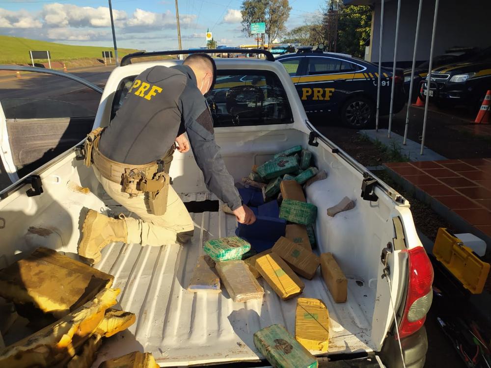 Entorpecentes estavam acondicionados em um fundo falso numa pick-up com placas do Paraná (Foto: Divulgação/PRF)