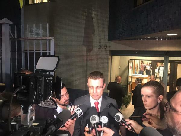 Promotor Bruno Bonamente concedendo entrevista após o término do julgamento na última sexta-feira (Foto: Divulgação/MP-RS)