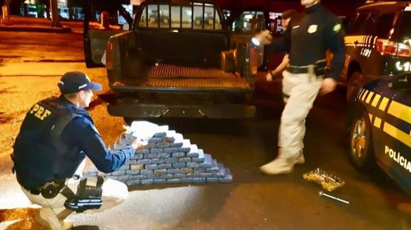 Foram apreendidos 77 tabletes de pasta base de cocaína, que totalizaram 84 quilos (Foto: Divulgação/PRF)