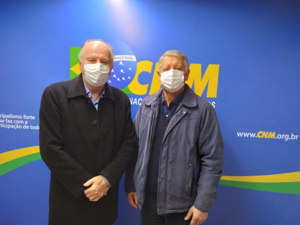 Na foto, o prefeito Claudemir Locatelli e o presidente da CNM, Paulo Zuilkoski (Foto: divulgação)