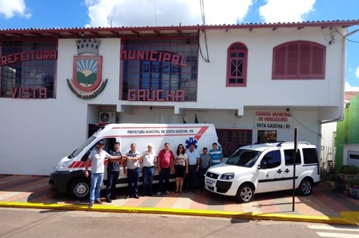 Entrega da ambulância e da Fiat Doblo (Foto: Divulgação/ASCOM Vista Gaúcha)