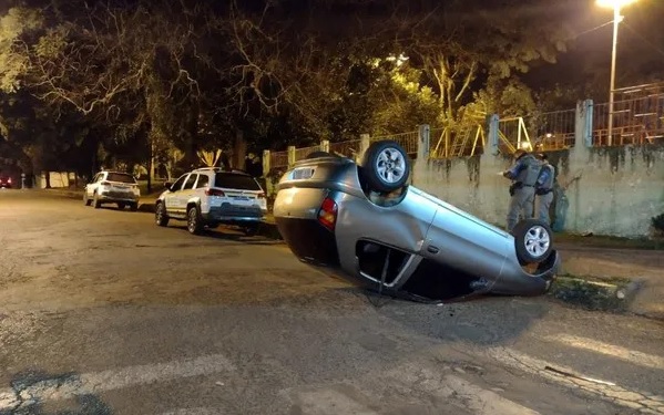Acidente de trânsito aconteceu por volta das 21h30min da terça-feira (20/7), na Rua Riachuelo (Foto: Divulgação/39º BPM)