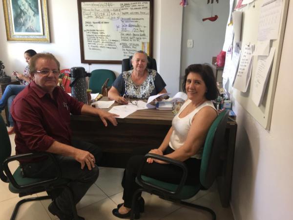 Prefeito e secretária municipal no encontro com a presidente do HSA (Foto: Divulgação/ASCOM Redentora)
