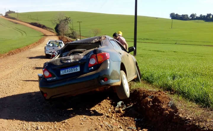 Acidente de trânsito ocorreu na estrada que leva à localidade de Linha São Paulo (Foto: Sandro Maciel)