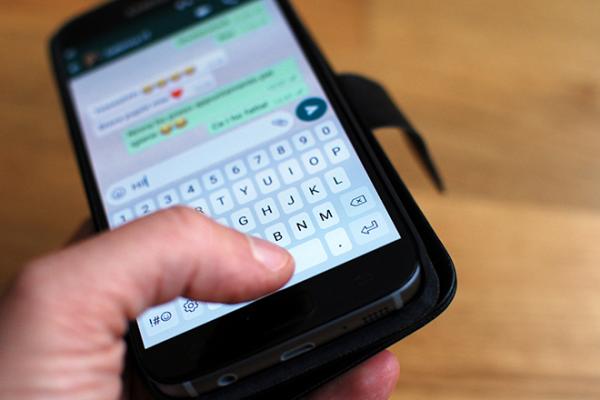 53,6% dos entrevistados se comunicam com outras pessoas por meio de mensagens instantâneas (Foto: Reprodução/CNT)