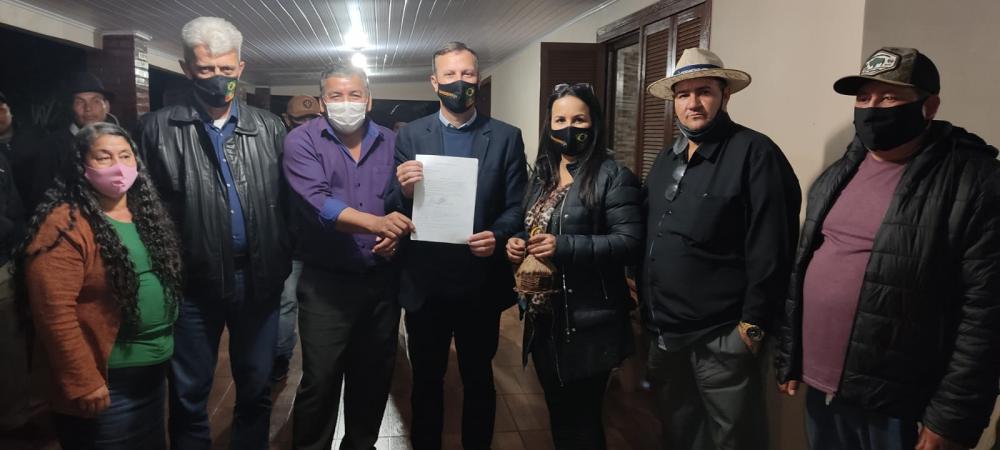 Deputado Sanderson reunido com equipe da liderança indígena (Foto: Divulgação)