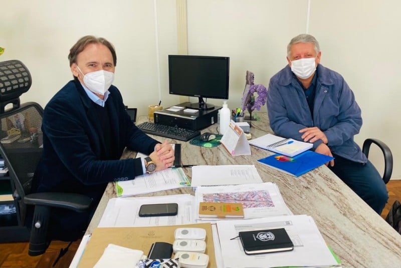 Prefeito Locatelli reunido com o secretário Juvir Costela (Foto: Divulgação)