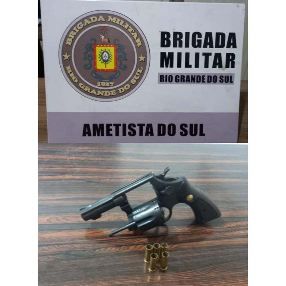 Revólver calibre 38 e cápsulas deflagradas apreendidas com o indivíduo de 53 anos de idade (Foto: Divulgação/BM)
