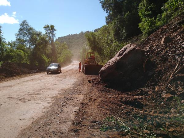 Entre os materiais que caíram sob a pista está uma pedra gigante. O DAER não tem equipamento para removê-la (Foto: Eduardo Salvadori)