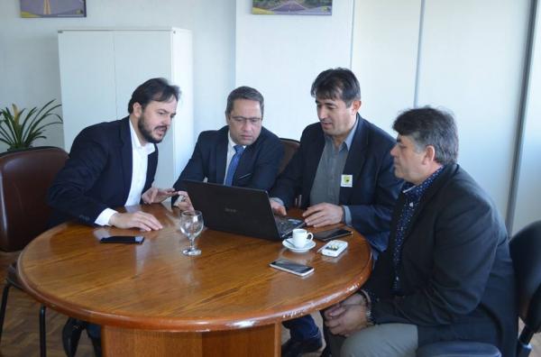 Encontro na sede do DAER em Porto Alegre (Foto: ASCOM Coronel Bicaco)