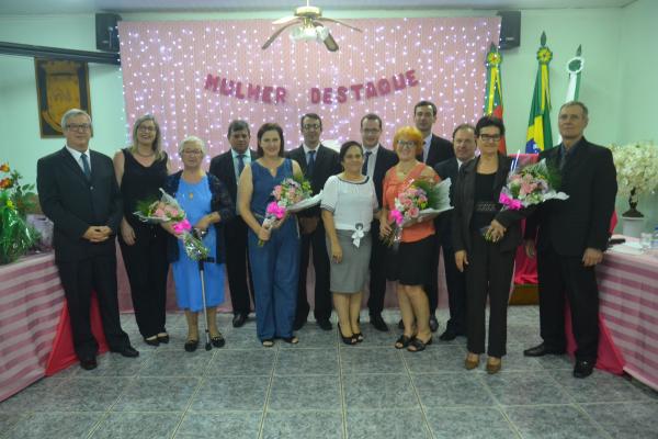 Vereadores e as ganhadoras do prêmio 'Mulher Destaque' (Fotos: Jonas Martins)