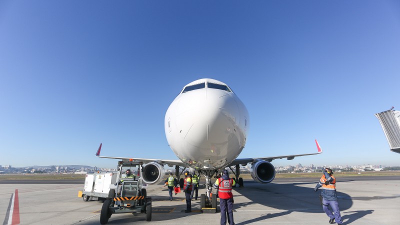 As 166.140 doses da Pfizer estavam no primeiro voo que chegou a Porto Alegre neste sábado (31) transportando imunizantes (Foto: Maicon Hinrichsen / Palácio Piratini)