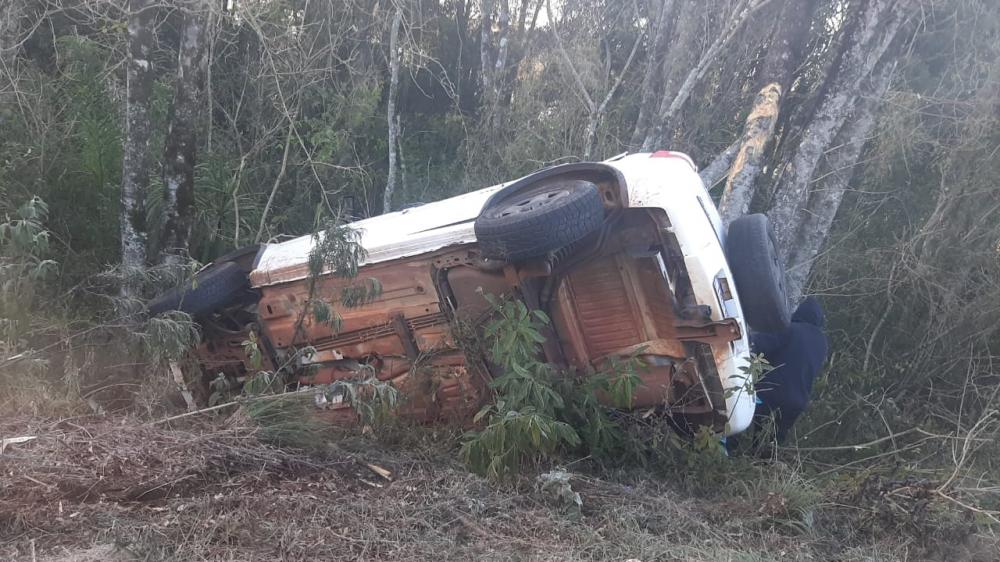 O veículo colidiu em árvores nas margens da BR. (Foto: Reprodução / Observador Regional)