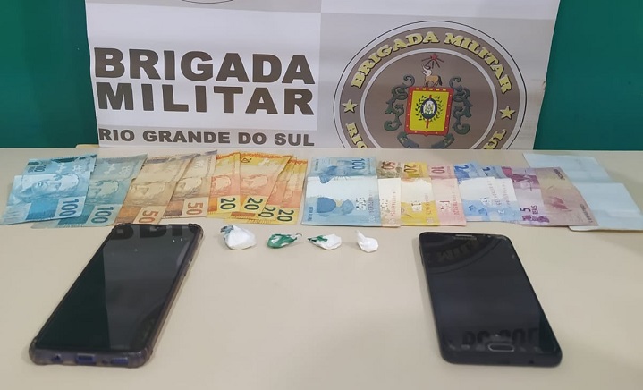 Buchas de cocaína e outros materiais apreendidos (Foto: Divulgação/BM)