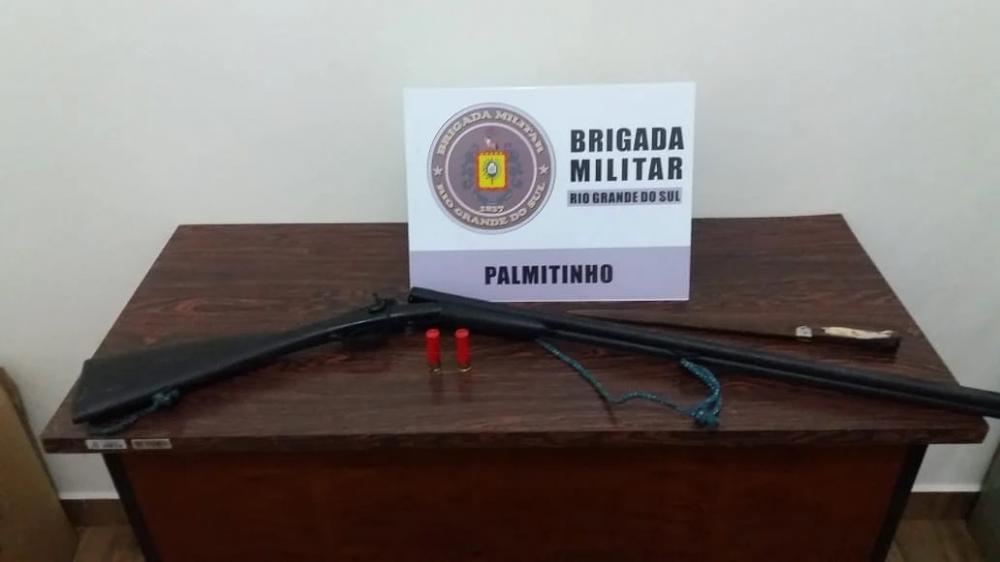 Espingarda calibre 24 e os dois cartuchos localizados dentro do automóvel (Foto: Divulgação/37º BPM)