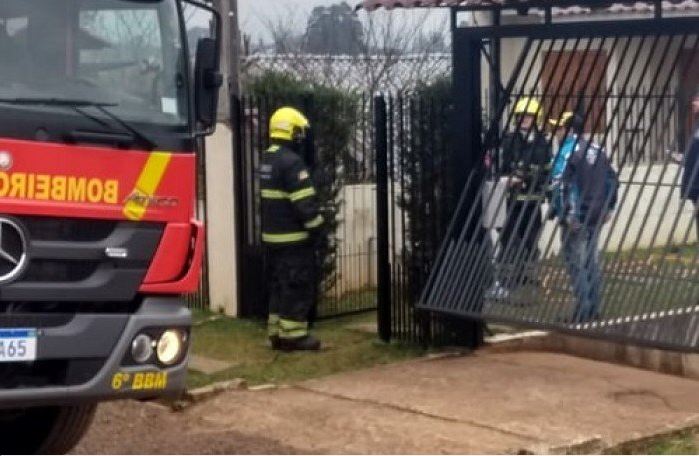 A vizinha, de 41 anos, tomou a iniciativa de apagar o fogo que se iniciava (Foto: Corpo de Bombeiros de Lajeado / Reprodução / Divulgação)