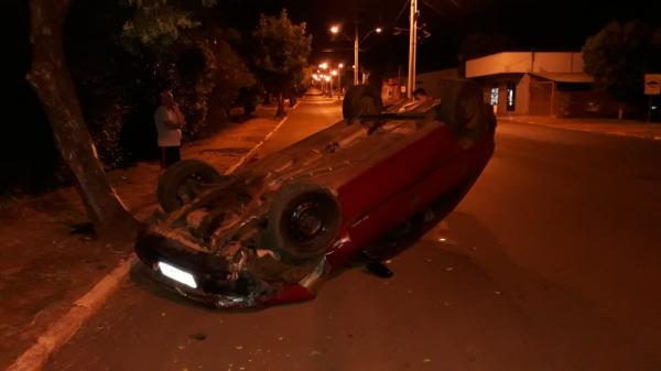 Condutor, que não era proprietário do veículo, sofreu lesões leves e foi encaminhado para atendimento médico (Foto: Reprodução/Observador Regional)