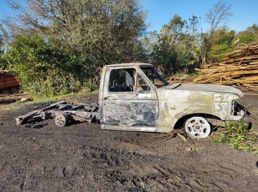 Veículo ficou completamente destruído (Foto: Rede Peperi)