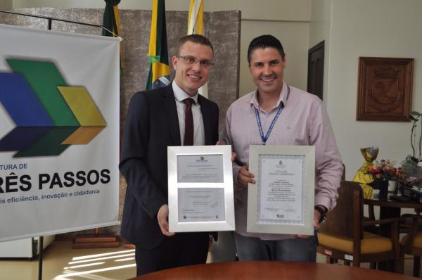 Promotor Bruno Bonamente e o prefeito José Carlos Amaral (Foto: Divulgação/ASCOM Três Passos)