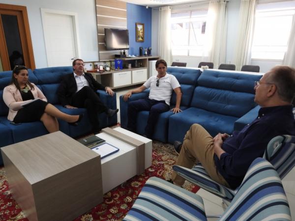 Encontro entre lideranças da Amuceleiro e AMEOSC na última sexta-feira (Foto: Divulgação/ASCOM São Miguel do Oeste)
