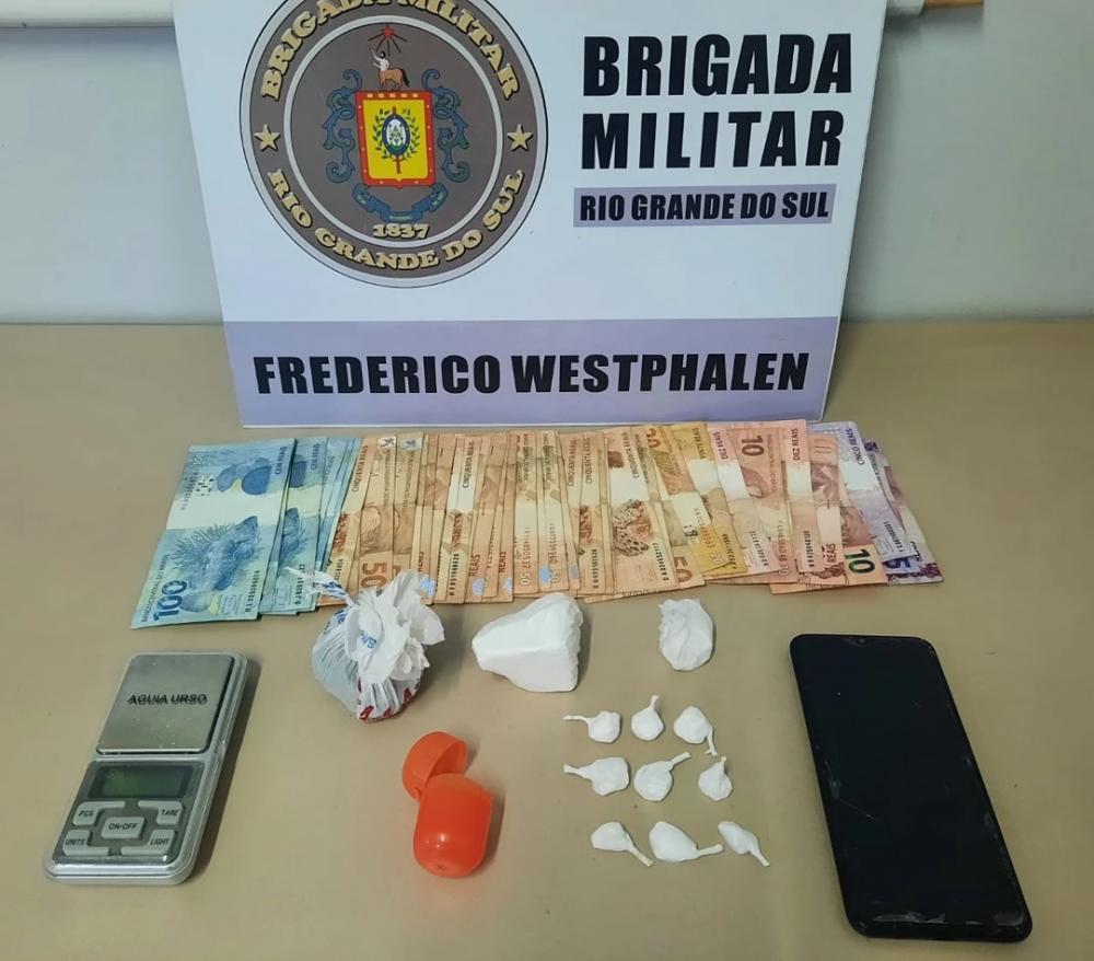 Entorpecentes, dinheiro e demais objetos apreendidos pelos policiais militares (Foto: Divulgação/BM)