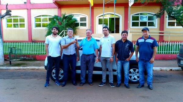 Entrega do Renault Kwid aconteceu em frente à prefeitura municipal (Foto: Divulgação/ASCOM Coronel Bicaco)