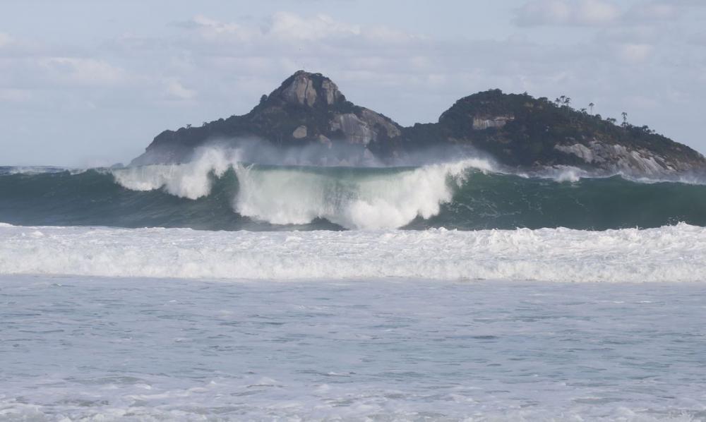 Rio de Janeiro - Mar de ressaca com ondas fortes na praia da Barra da Tijuca após passagem de ciclone extratropical que atingiu a região Sul do país e foi para o oceano. (Foto: Fernando Frazão / Agência Brasil)