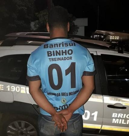 Indivíduo foi preso na noite desta quarta-feira (Foto: Divulgação/Brigada Militar)