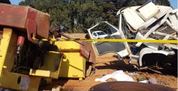 Rolo compressor se soltou das amarras depois do caminhão colidir contra uma vala às margens da ERS 324 (Foto: Ivandro Nólio)