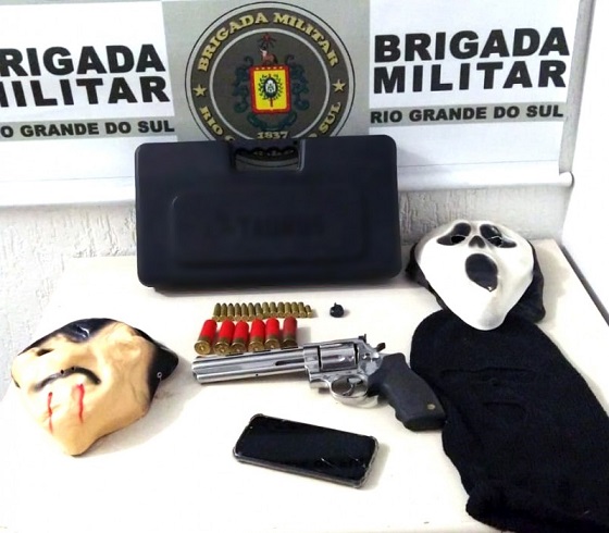 Revólver calibre 38, munições e outros materiais apreendidos com os indivíduos (Foto: Divulgação/BM)