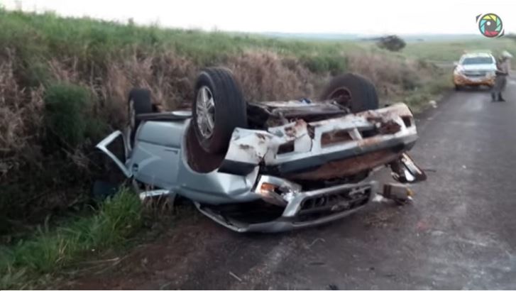 Por motivos desconhecidos o condutor perdeu o controle do veículo (Foto: Observador Regional)