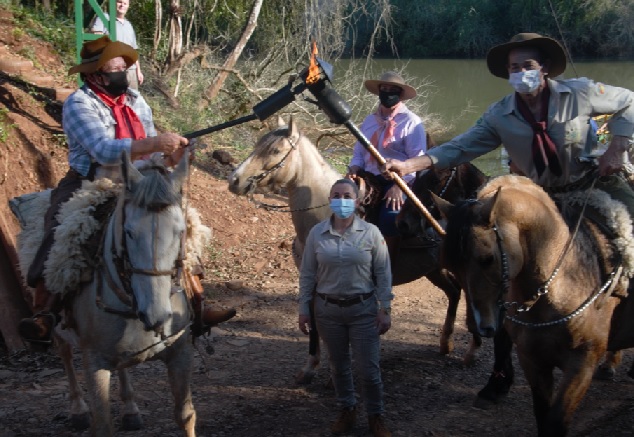 Chama crioula sendo repassada aos participantes da 22ª Cavalgada Tenente Mário Portela Fagundes (Foto: Cléber Tesche)