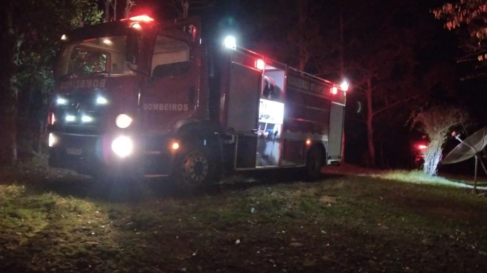 Bombeiros atendem ocorrência no interior de Miraguaí (Foto: Luciano Berta/Especial/Rádio Província)
