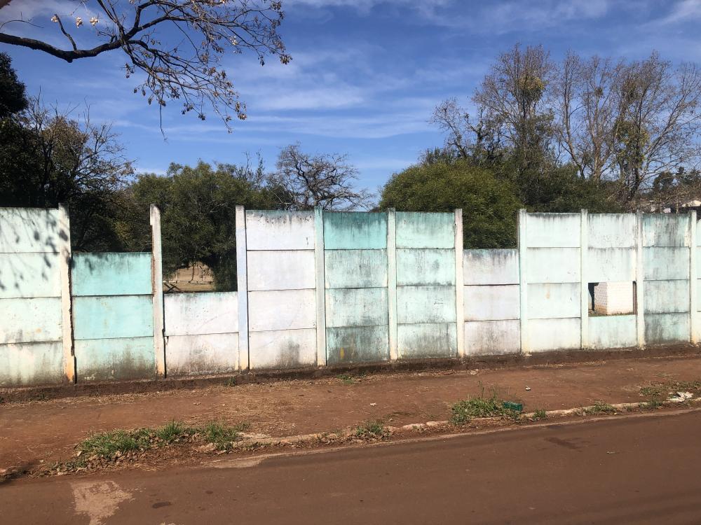 Várias peças de concreto que formam o muro foram arrancadas ou quebradas (Foto: Diones Roberto Becker)