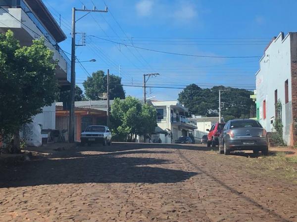Vítima foi atacada pelo criminoso na Rua Serafim Paranhos (Foto: Diones Roberto Becker)