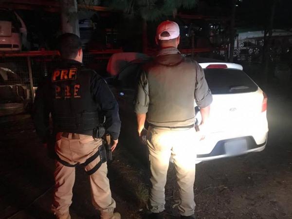 Ford Ka foi encontrado estacionado as margens da BR 386 (Foto: Divulgação/PRF)