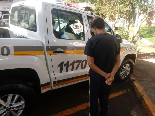 Indivíduo foi apresentado na Delegacia de Polícia para o registro da ocorrência (Foto: Divulgação/Brigada Militar)