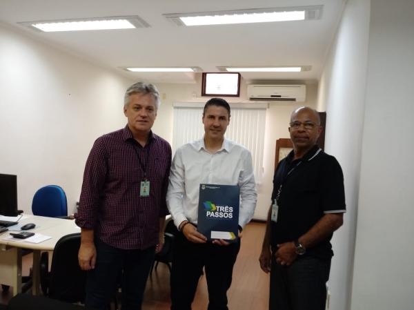 Prefeito José Carlos Amaral entregando a proposta em Porto Alegre (Foto: Divulgação/ASCOM Três Passos)