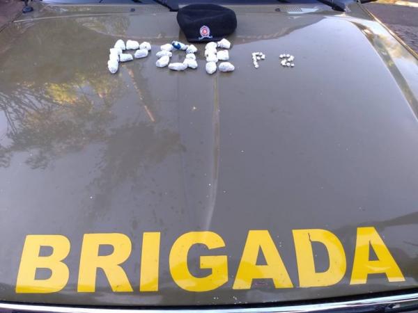 Foram apreendidas 23 pedras de crack e 23 buchas de maconha (Foto: Divulgação/Brigada Militar)