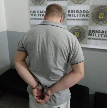 Indivíduo foi preso na tarde desta quarta-feira (Foto: Divulgação/Brigada Militar)