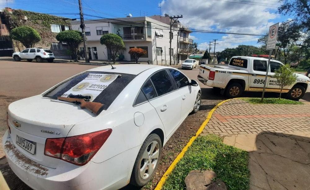 O preso, juntamente com o veículo e a arma de fogo, foi levado até a Polícia Civil para a lavratura do flagrante (Foto: Divulgação/7º BPM)